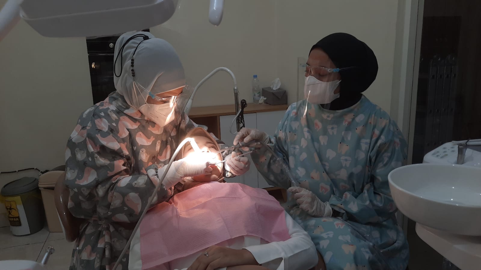 PERAWATAN GIGI: Dokter gigi sedang membersihkan karang gigi pasien dibantu perawat di tempat Gigigo Dental Care Kudus.