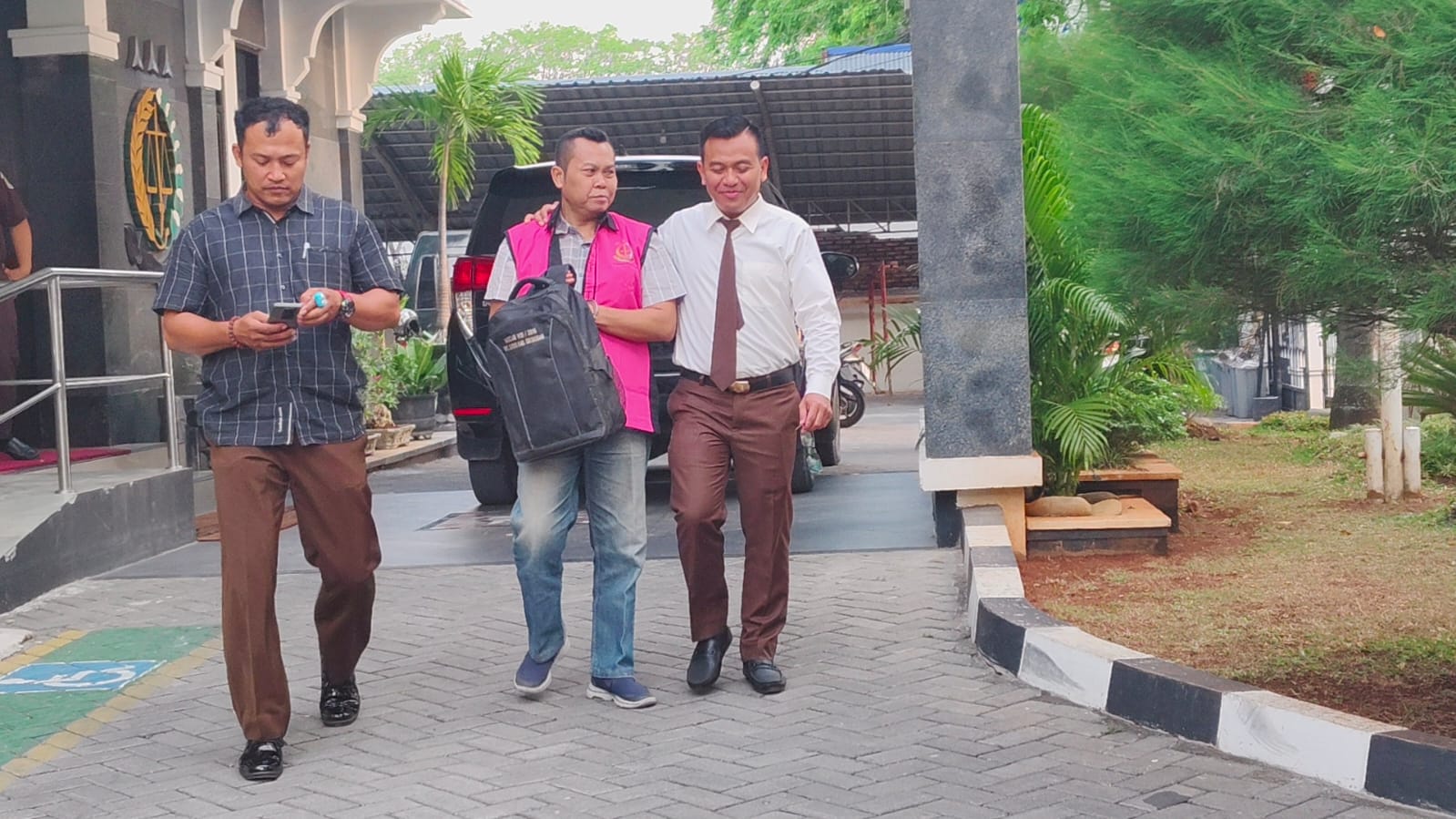 DITAHAN: Tersangka DP (tengah baju orang) rekanan pembangunana SD N 2 Sumurgede Godong ditahan di Lapas Purwodadi baru-baru ini.