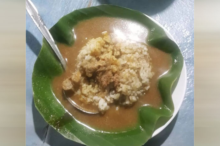 MANTAB: Tampilan nasi gandul di salah satu warung di Kecamatan Juwana belum lama ini.