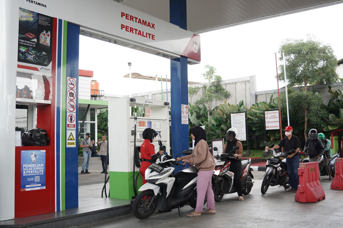 BBM NONSUBSIDI: Pengguna motor mengisi Pertamax di salah satu SPBU di Kudus kemarin. Harga Pertamax dan Desx Series turun harga per 1 September.