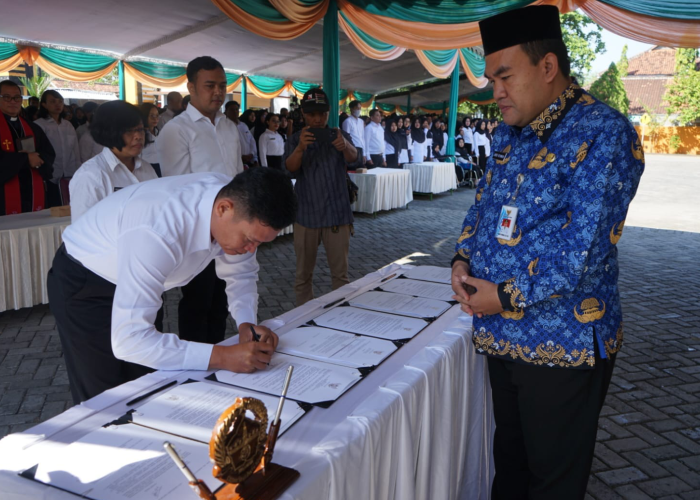 PANTAU LANGSUNG: Bupati Arief memantau langsung pelaksanaan seleksi pegawai pemerintah dengan perjanjian kerja (PPPK) tahun lalu.