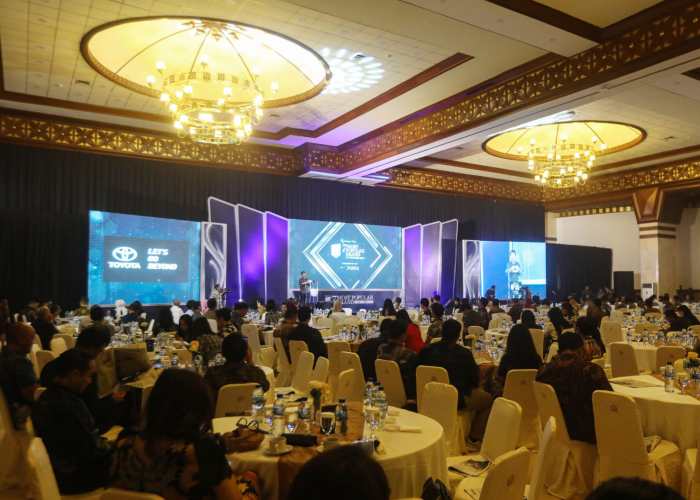 PRESTISIUS: Direktur Utama Leak Kustiyo saat membuka event Jawa Pos 7 Most Popular Brand of the Year 2024 mulai digelar di Balai Kartini, Jakarta, Selasa (3/9).