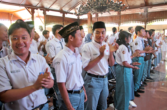 PELUANG BEASISWA: Sejumlah siswa SMA mengikuti kegiatan di Pendapa Kabupaten Kudus beberapa waktu lalu.