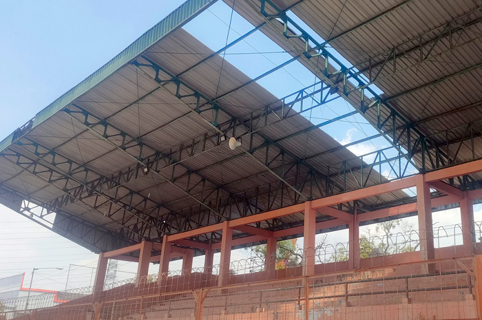 BOLONG: Kondisi atap tribune utama Stadion Krida Rembang tampak memprihatinkan dan membahayakan para pengunjung.