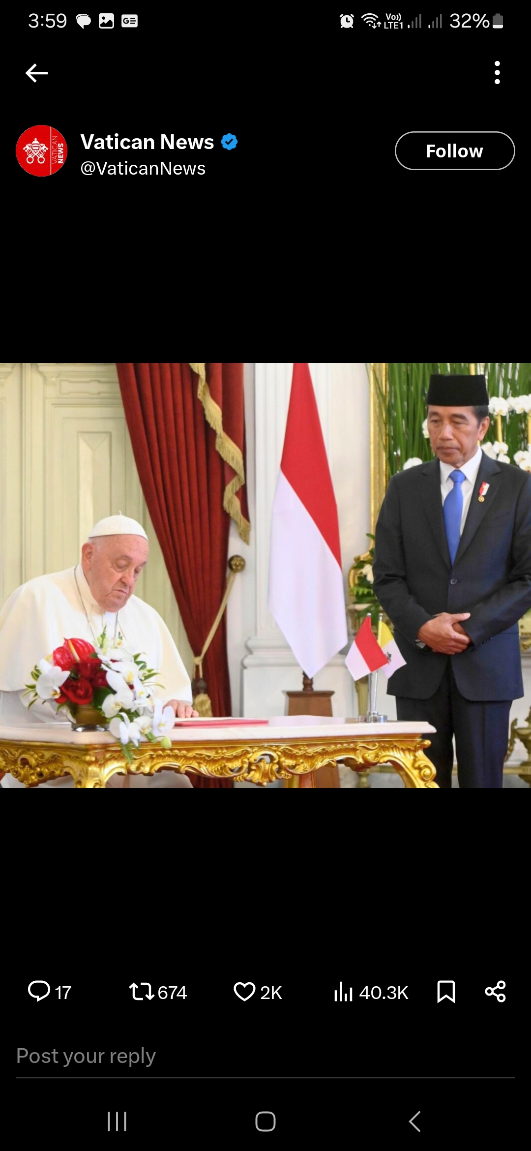 Paus Fransiskus menulis pesan di Istana Negara. Foto: @VaticanNews