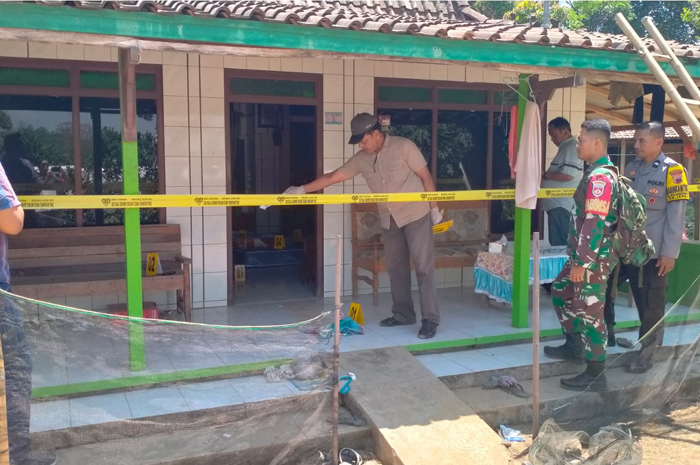 DIGARIS POLISI: Polisi melakukan olah TKP di rumah korban penusukan di Desa Jepalo, Kecamatan Gunungwungkal, Pati, kemarin.