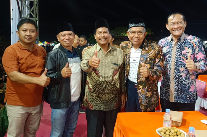 ADEM AYEM: Atna Tukiman (dua dari kanan) bersama Bacabup Harno (tengah) di dampingi Ketua DPD Nasdem Supriyadi Eko Praptomo (dua dari kiri) saat tasyakuran di tempat Ketua DPC Hanura Nur Hasan.