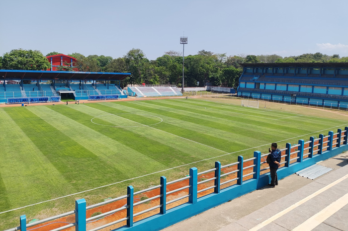 LEBIH BAGUS: Kondisi lapangan Stadion Wergu Wetan kondisinya sudah menghijau kemarin lalu.