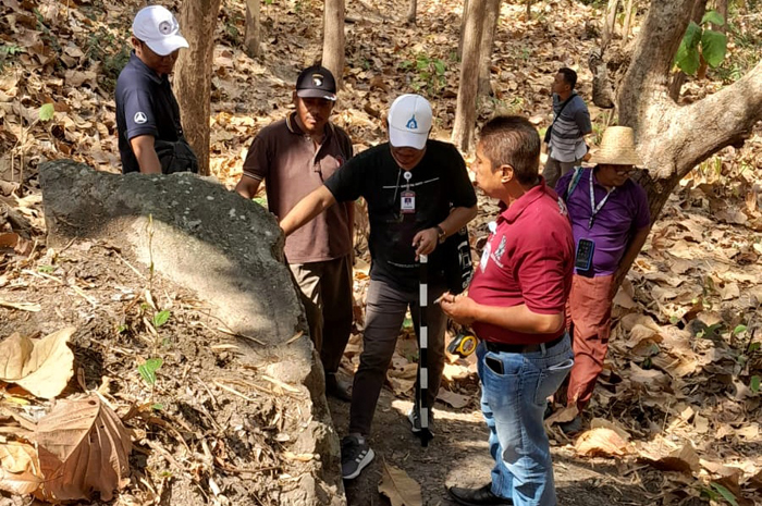 CEK LOKASI: Tim BPK memantau temuan prasasti tionghoa di Warugunung, Pancur kemarin.