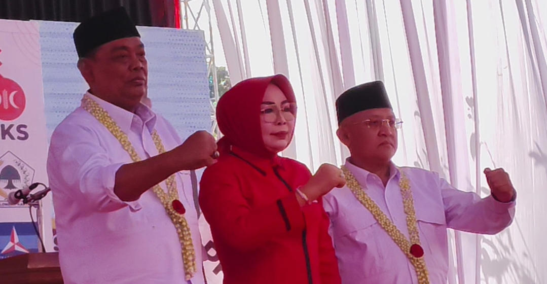 JADI JURKAM: Ketua DPC PDIP Grobogan Sri Sumarni (tengah) bersama Paslon Bacabup-Bacawabup Setyo Hadi-Sugeng Prasetyo.