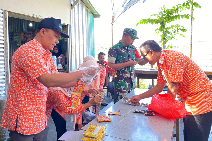 PEMERIKSAAN: Tim Puskesmas Undaan dan anggota Polsek Undaan melakukan pemeriksaan jajanan di kantin sekolah.