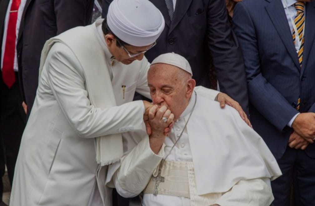 CIUM TANGAN: Paus Fransiskus mencium tangan Imam Besar Masjid Istiqlal Nasaruddin.