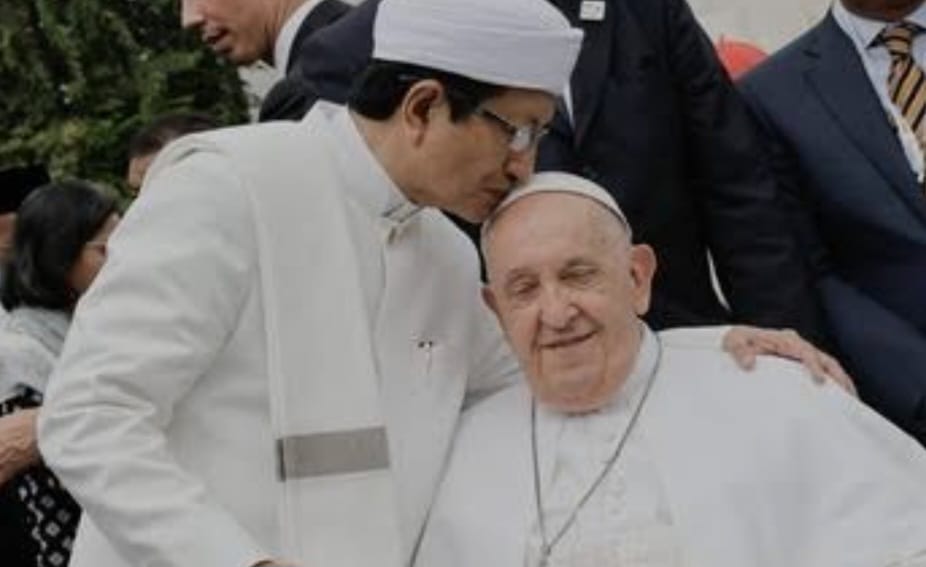 PENUH KASIH: Imam Besar Masjid Istiqlal mencium kening Paus Fransiskus.