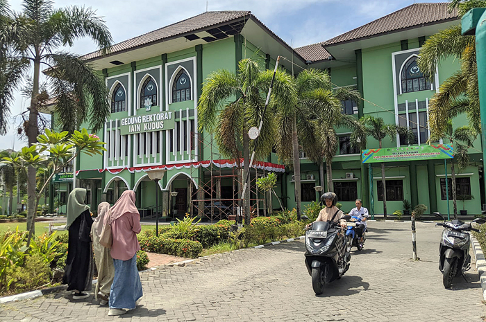 BUKA FORMASI: Sejumlah civitas akademika IAIN Kudus memasuki kampus untuk menjalani aktivitas perkuliahan kemarin.
