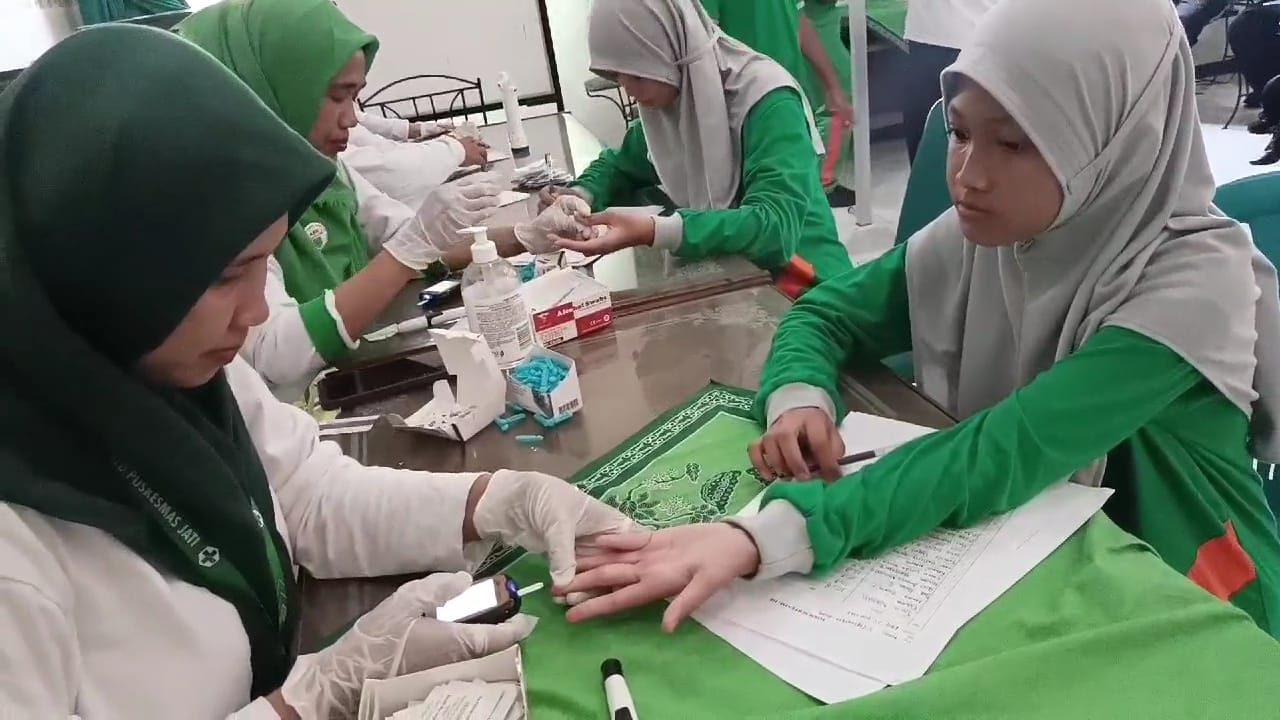 PEMERIKSAAN: Siswa SMP NU Al Ma