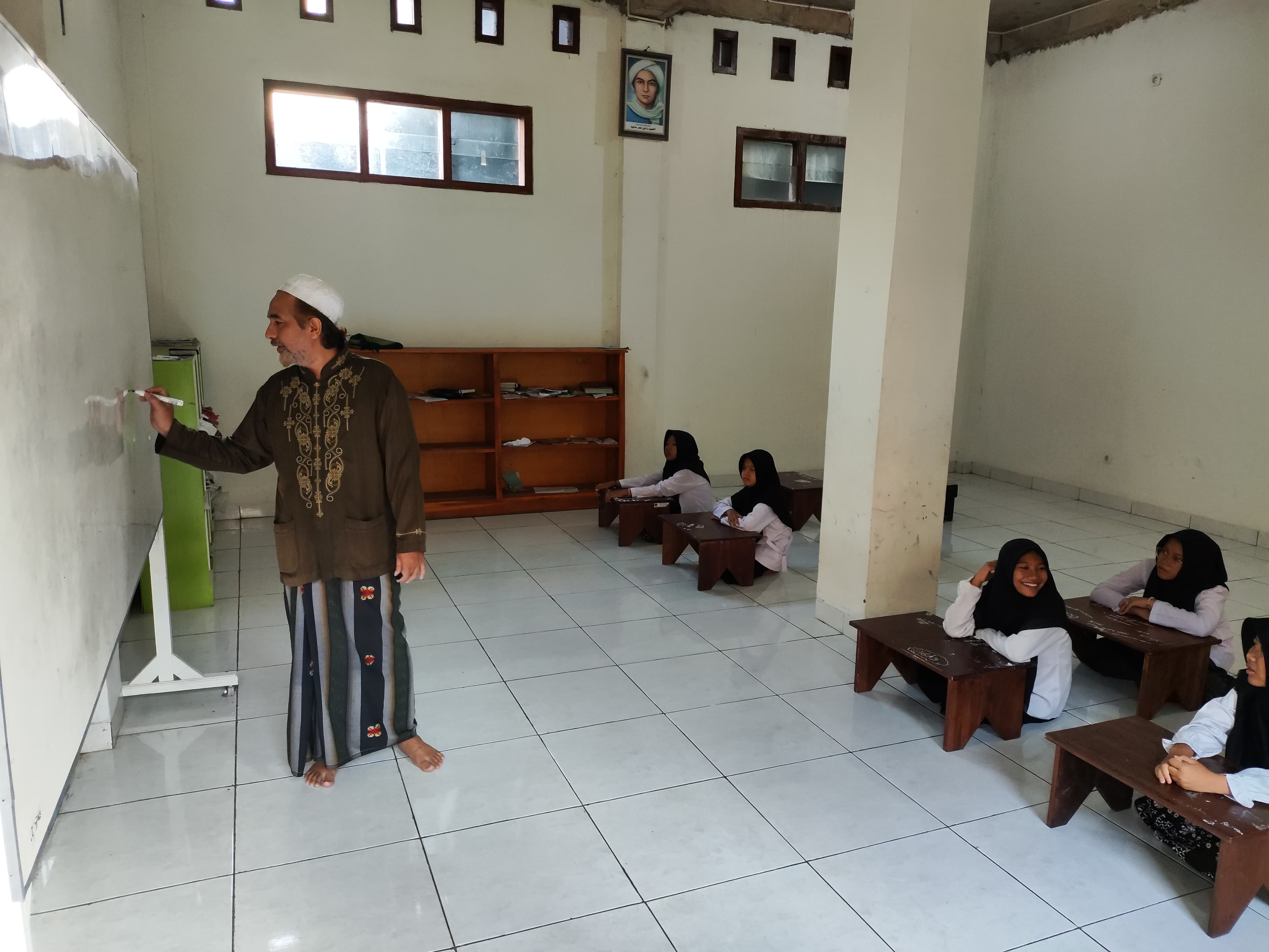 TANAMKAN KARAKTER KUAT: Pengasuh Ponpes Thoriqul Jannah Habib Husein sedang memberikan materi pembelajaran kepada para santri.  &nbsp;