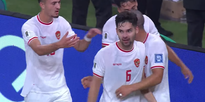 Sandy Walsh mencetak gol dengan membelokkan bola dari sepakan ragnar