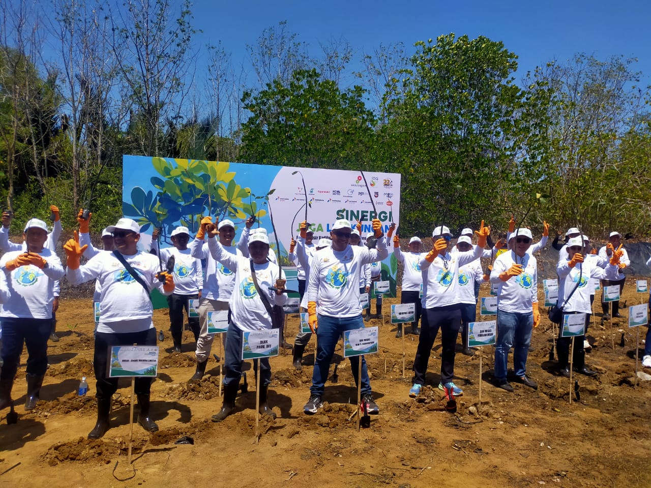 LINGKUNGAN BERKELANJUTAN: Kepala Divisi Program dan Komunikasi SKK Migas Hudi D. Suryodipuro, Kepala Departemen Formalitas dan Komunikasi SKK Migas Jawa, Bali, dan Nusa Tengg