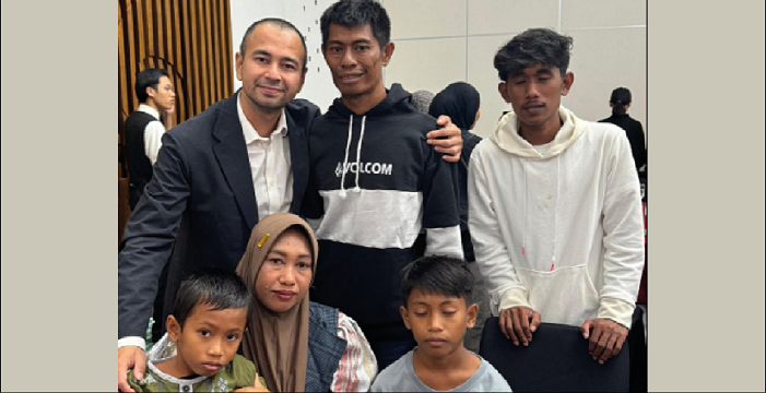 Raffi Ahmad memberikan Pak Aco kapal baru