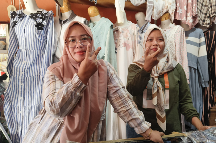 PASANGAN IDEAL: Pedagang di Pasar kota Rembang menyuarakan harapan mereka terhadap pasangan Vivit Dinarini dan Zaimul Umam di pilkada 2024.