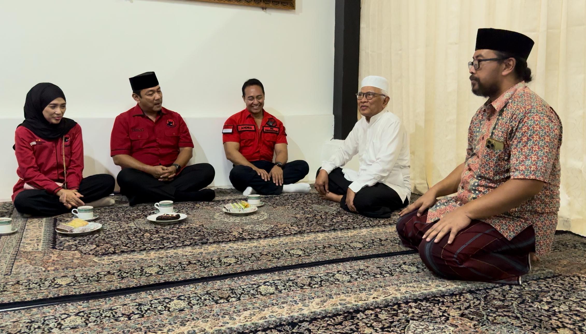 SOWAN: Andika dan Hendi sowan di ndalem Gus Mus untuk silaturahmi, Minggu (8/9).