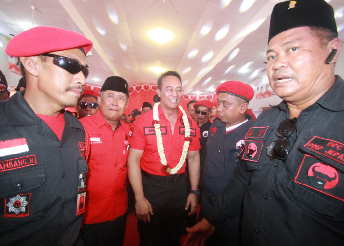 PERKENALAN: Pasangan Calon Gubernur dan Wakil Gubernur Jawa Tengah Andika Perkasa-Hendrar Prihadi berkenalan dengan para kader PDIP Jepara pada Sabtu (7/9).