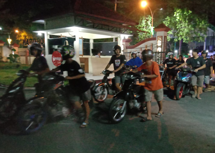 DIAMANKAN: Sat Lantas Polres Grobogan saat menyita ratusan kendaraan roda dua di Jalan R Suprapto ke Mapolres.