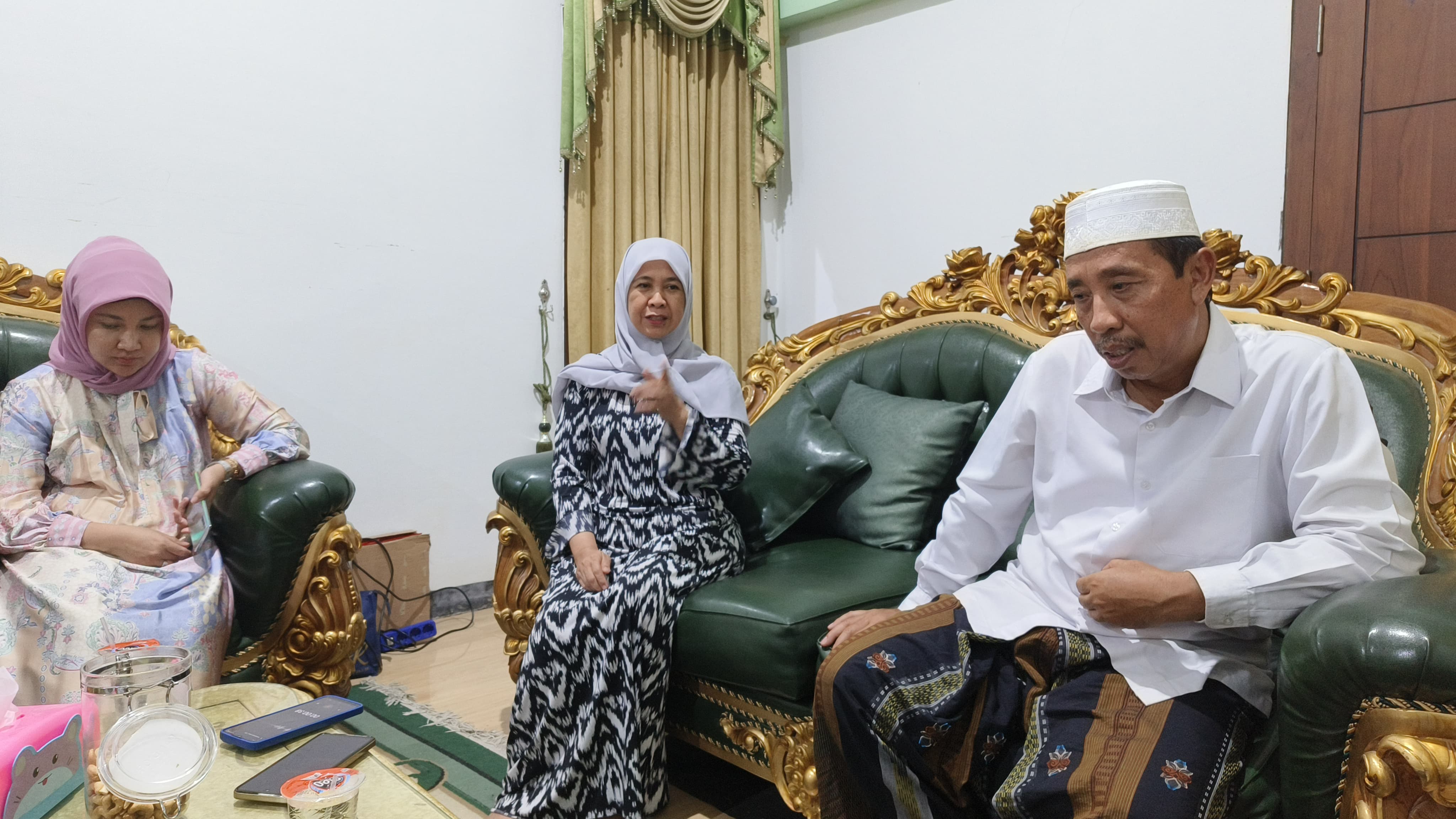 GARDA TERDEPAN: Bakal Calon Bupati Rembang Vivit Dinarini bertemu dengan Abdul Hafidz dan Haziroh, istri Abdul Hafidz baru-baru ini.