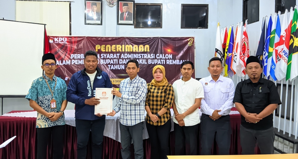 LENGKAP: Komisi Pemilihan Umum (KPU) Rembang memastikan seluruh persyaratan administrasi bakal pasangan calon Bupati Vivit Dinarini dan Wakil Bupati Rembang Zaimul Umam lengkap baru-baru ini.