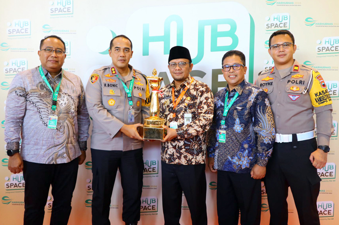 MENERIMA PENGHARGAAN: Pj Bupati Kudus M. Hasan Chabibie menerima penghargaan Anugerah Wahana Tata Nugraha didampingi Forkopimda Kudus di Jakarta baru-baru ini.