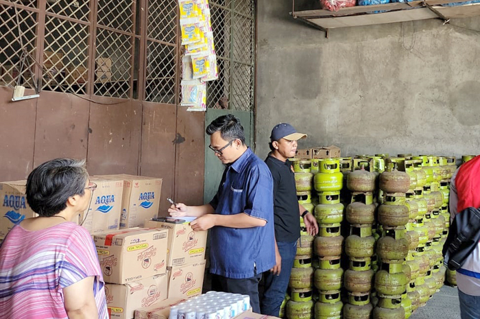 MENGECEK: Disperindag Grobogan mengecek ketersediaan gas LPG di Desa/Kabupaten Grobogan kemarin.