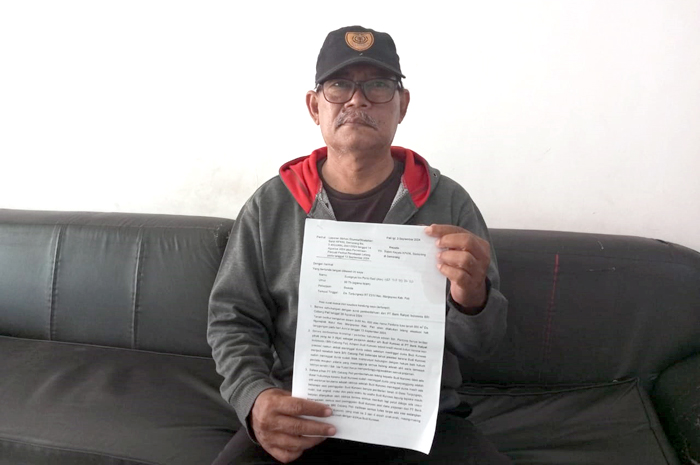 MINTA KEADILAN: Suwignyo menunjukkan surat permohonan penundaan lelang kepada Kepala KPKNL Semarang.