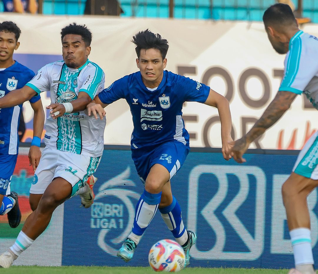 GOCEK: Pemain PSIS Berduel dengan pemain PSBS Biak. (IG @psissemarang)