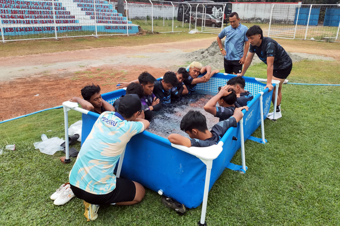 PEMULIHAN: Pemain Persiku berendam usai menjalani latihan ringan usai menjalani di Stadion Wergu Wetan kemarin.