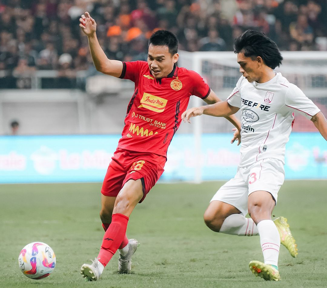 BEREBUT: Witan Sulaeman sedang beduel dengan salah satu pemain Persis Solo. Malam ini Persija akan bertandang ke kandang PSBS Biak dalam lanjutan laga liga 1 2024/2025. (@persija)