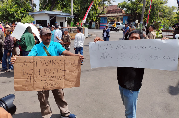 DIGERUDUK: Warga Desa Kajar menyatakan dukungan untuk melanjutkan pembangunan sumur bor.
