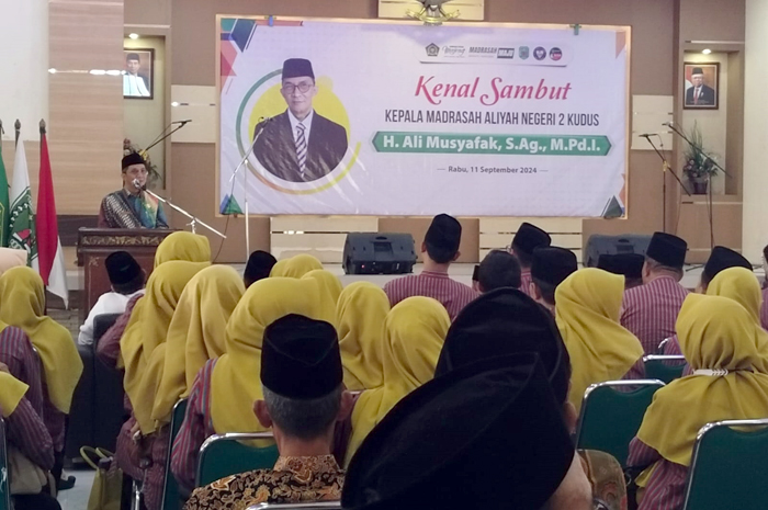 OPTIMIS: Kepala MAN 2 Kudus Ali Musyafak saat memberikan sambutan dalam acara penyambutan kepala baru di Aula MAN 2 Kudus kemarin.