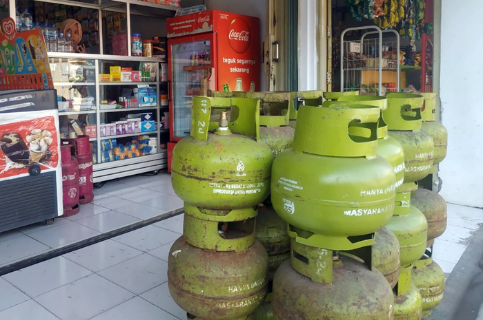 LANGKA: Gas Melon kosong menumpuk di salah satu toko di wilayah Pati.