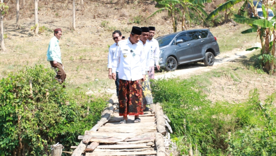 SURVEI: Bupati Rembang Abdul Hafidz bersama DPUTaru dan kecamatan survei jembatan di Kecamatan Sale baru-baru ini.