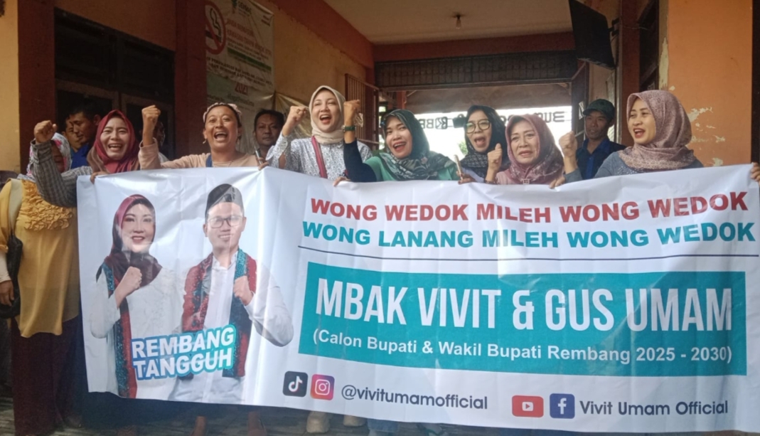 DUKUNG: Sejumlah pedagang di Pasar Rembang memberikan dukungannya kepada Vivit Dinarini untuk menjadi Bupati Rembang baru-baru ini.