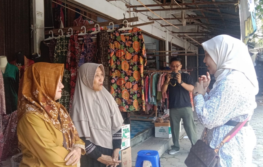 BERBINCANG: Calon Bupati Rembang Vivit Dinarini saat berbincang dengan salah satu pedagang Pasar Rembang.