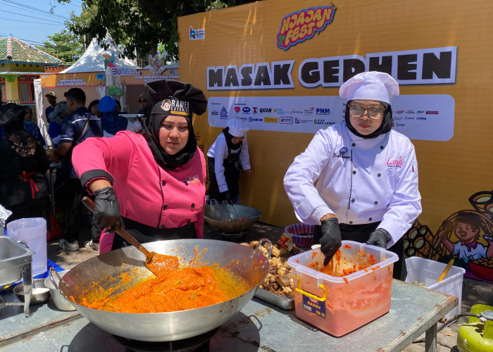 MASAK GEDHEN: Chef Perkumpulan Penyelenggara Jasaboga Indonesia (PPJI) Rembang, Nurmey Mulyaningsih dan Diah Lestari Mulyaningrum menyajikan 500 porsi makan gratis di Halaman Taman Kartini.