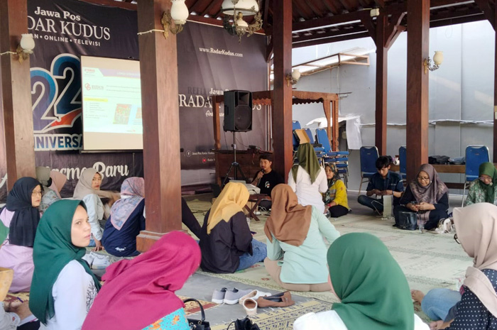 PERSIAPAN: Perwakilan kelompok peserta lomba senam HUT ke-475 Kudus mengikuti technical meeting di Joglo Radar Kudus Building kemarin.