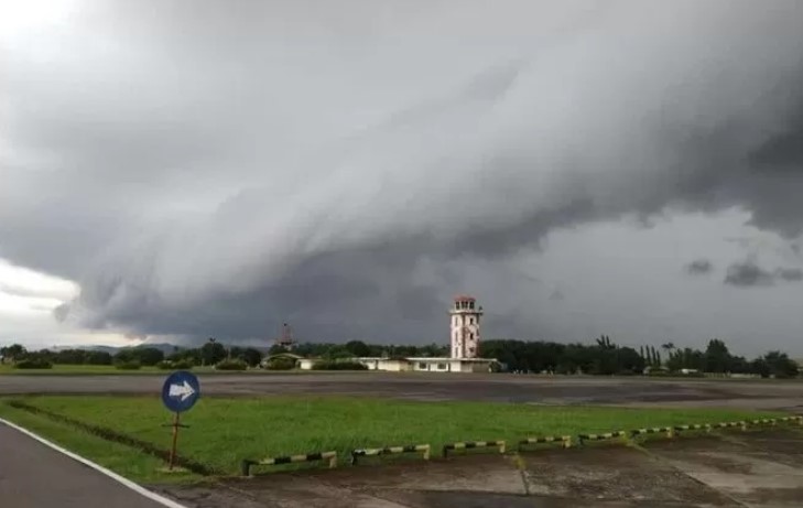 Kondisi awan cumolonimbus berbentuk gelombang di Bandara Sulhas Makassar