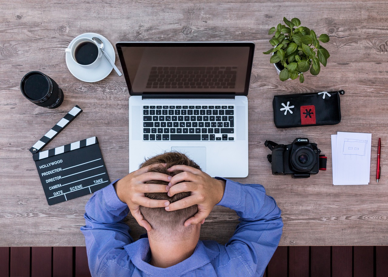 ilustrasi pria stress dengan pekerjaan (foto: Pixabay)