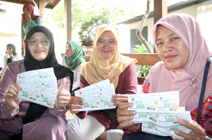 TUNJUKKAN TIKET JALAN SEHAT: Emak-emak menunjukkan tiket jalan sehat yang sudah diamankan di tangan untuk memeriahkan jalan sehat Minggu (15/9) mendatang.