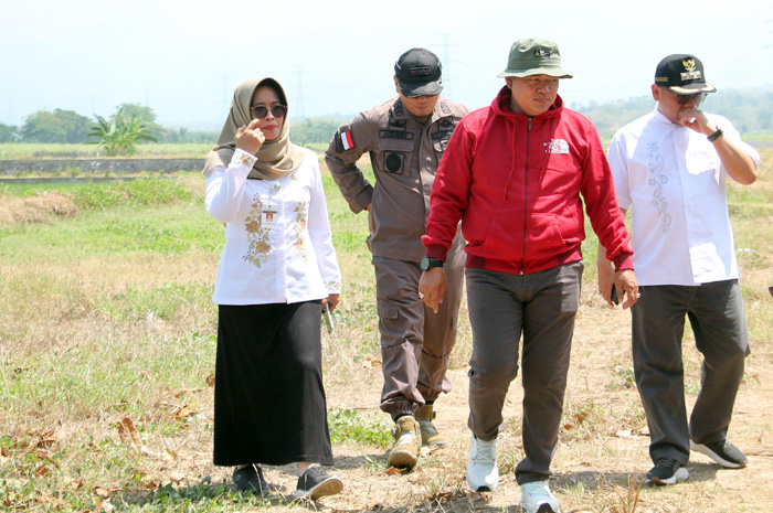 TETAP LANJUT: Pj Bupati Kudus Hasan Chabibie, Ketua DPRD Masan, Kajari Henri, dan Kadinas Tenaga Kerja Rini Kartika Hadi meninjau pembangunan SIHT kemarin.