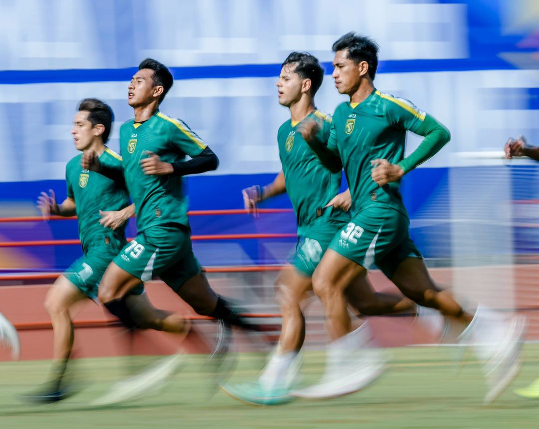 LATIHAN: Persebaya siap menjamu Persis Solo dalam laga lanjutan Liga 1 2024/2025 pekan ke-5. (@officialpersebaya)