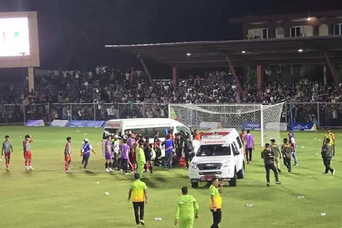 KRITIS: Sebuah ambulans terlihat di lapangan saat pertandingan sepak bola putra antara Aceh melawan Sulawesi Tengah di Stadion Dimurthala, Sabtu, 14 September 2024. (ANTARA/Hendri Sukma Indrawan)