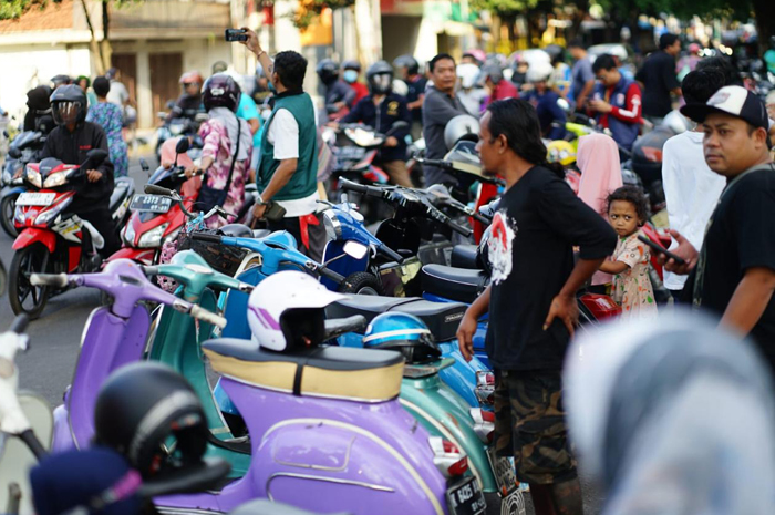 NGUMPUL: Anggota Komunitas Vespa Pati foto bareng di Jalan Jenderal Sudirman belum lama ini.